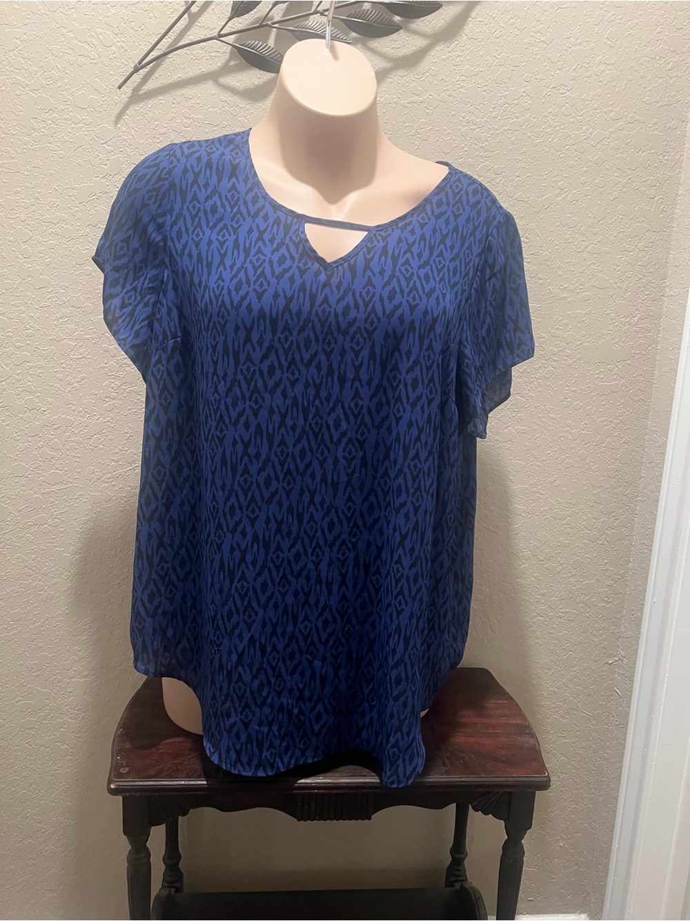 torrid Royal Blue Printed Short Sleeve Keyhole Top